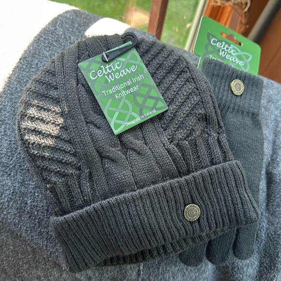 NWT hat and gloves - Picture 2 of 2